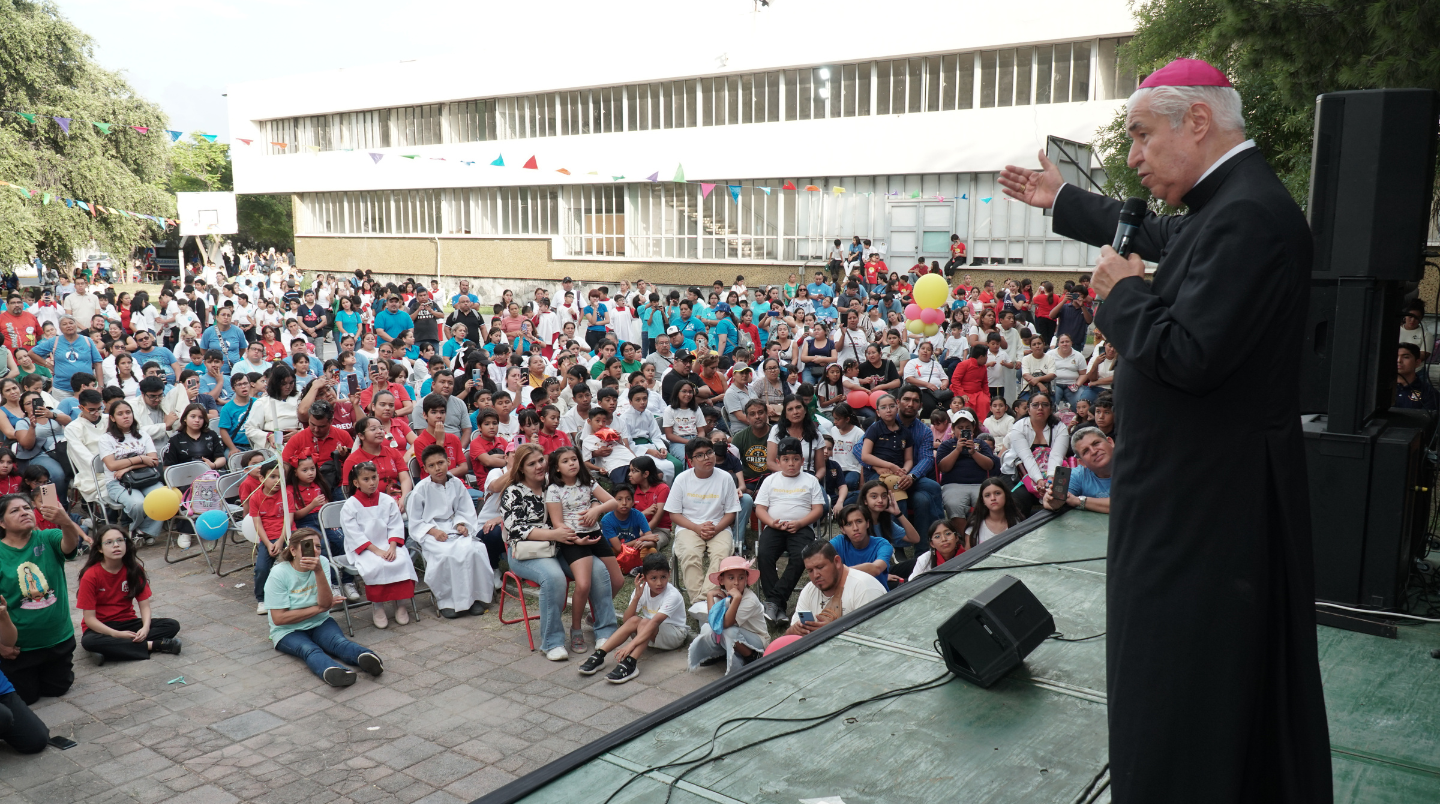 Arzobispo de Monterrey dialogando con monaguillos